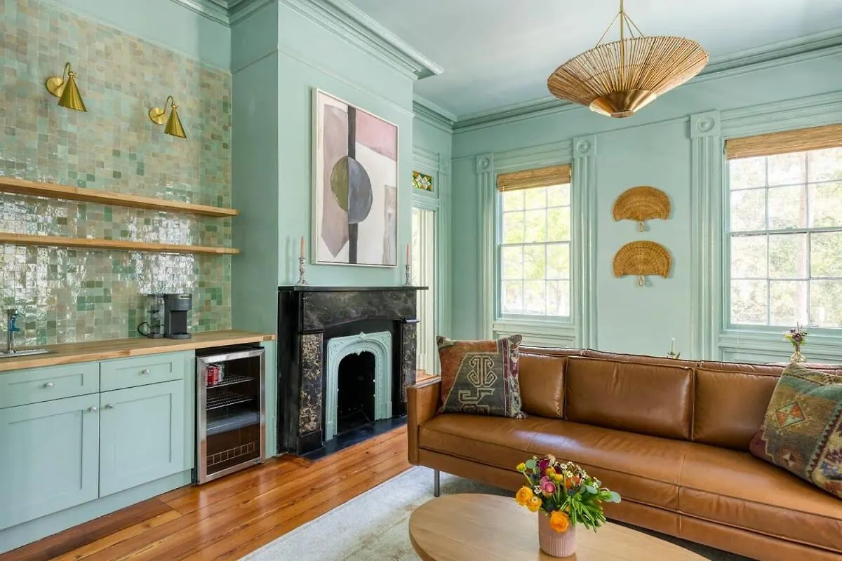 Third Floor Walkup King - Historic