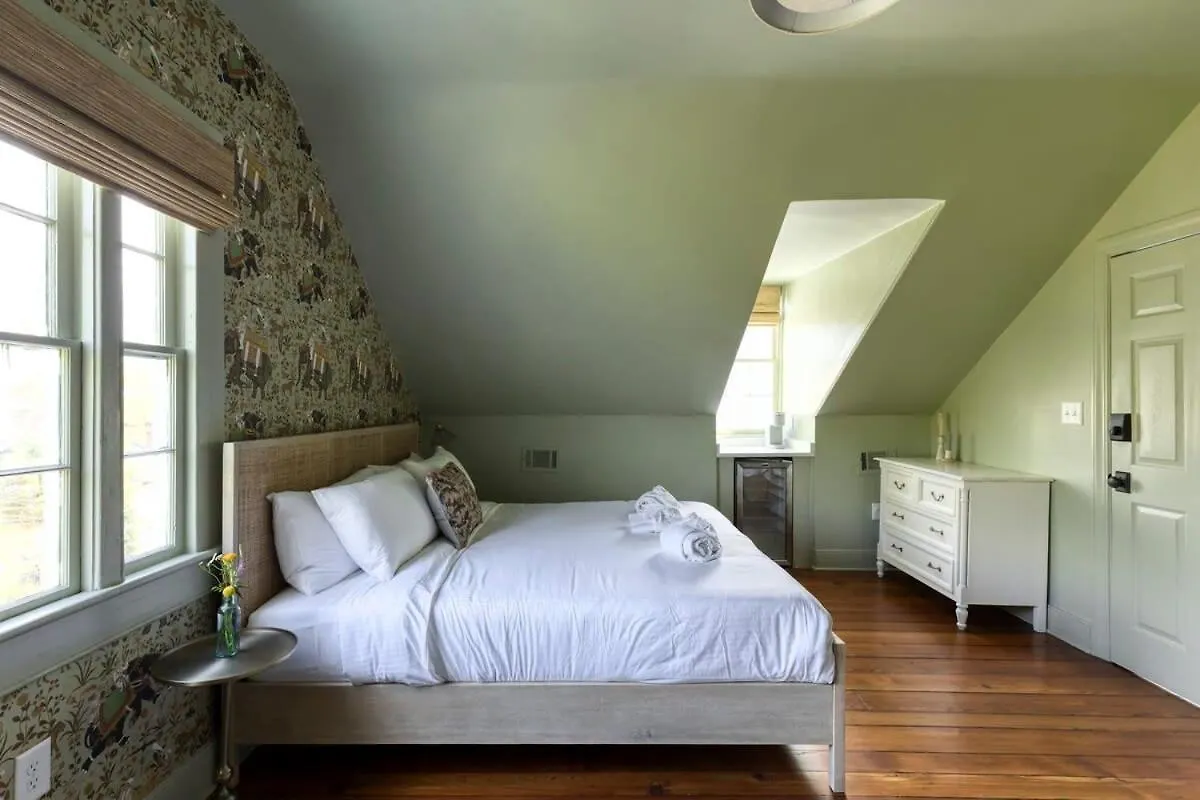 Bed & Breakfast Third Floor Walkup King - Historic *