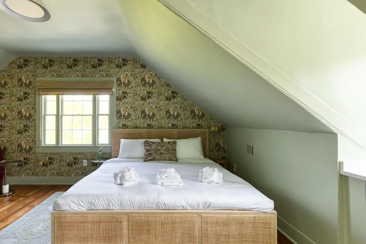 Third Floor Walkup King - Historic