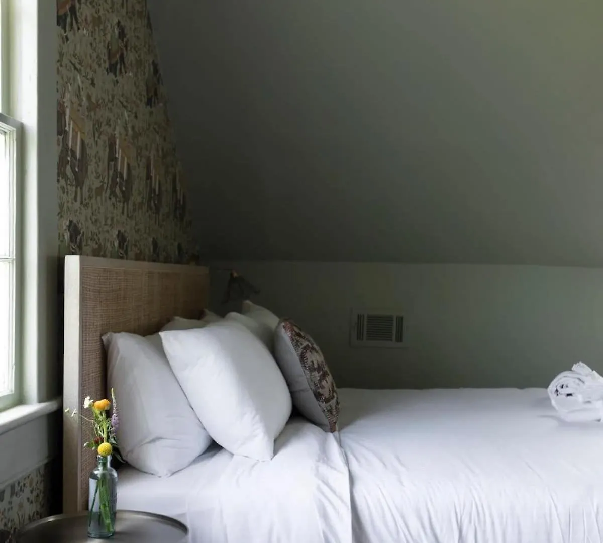 Bed & Breakfast Third Floor Walkup King - Historic