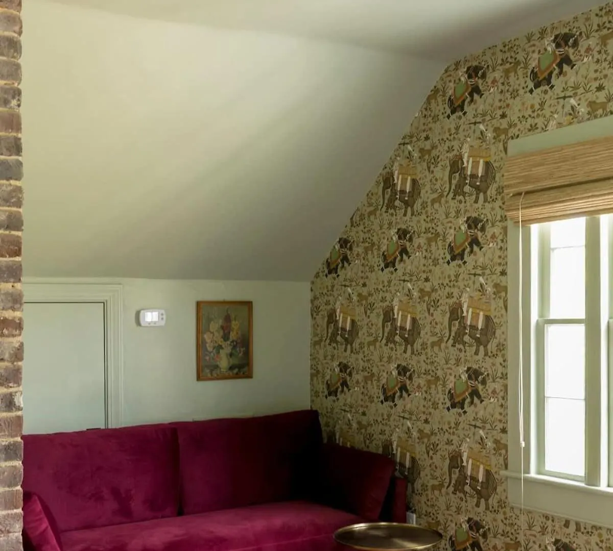 Bed & Breakfast Third Floor Walkup King - Historic *