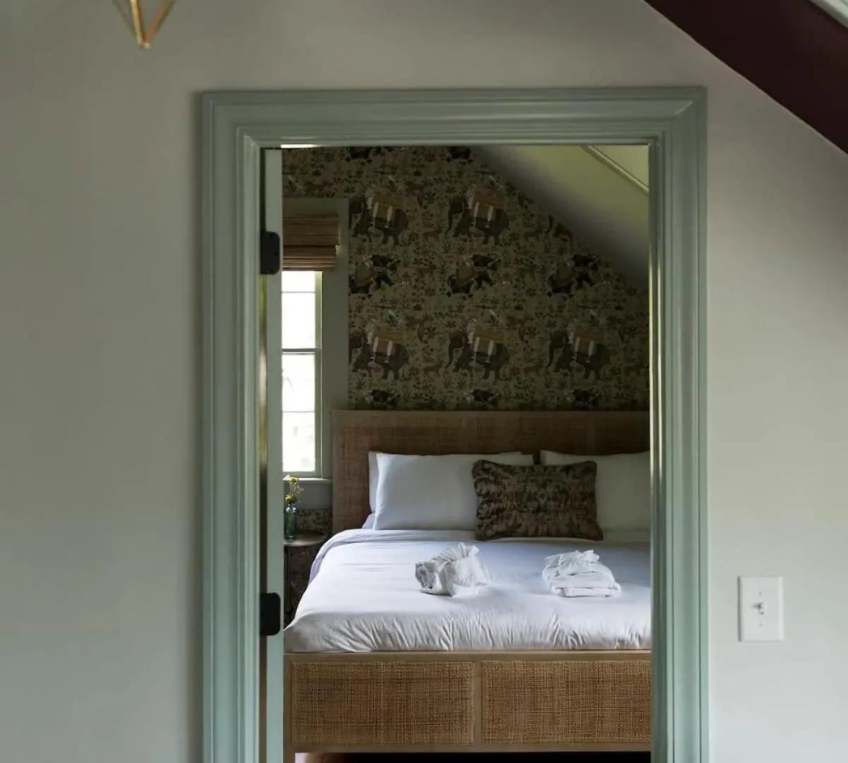 Third Floor Walkup King - Historic Bed & Breakfast Charleston