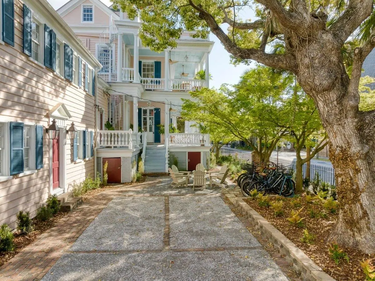 Third Floor Walkup King - Historic Bed & Breakfast *