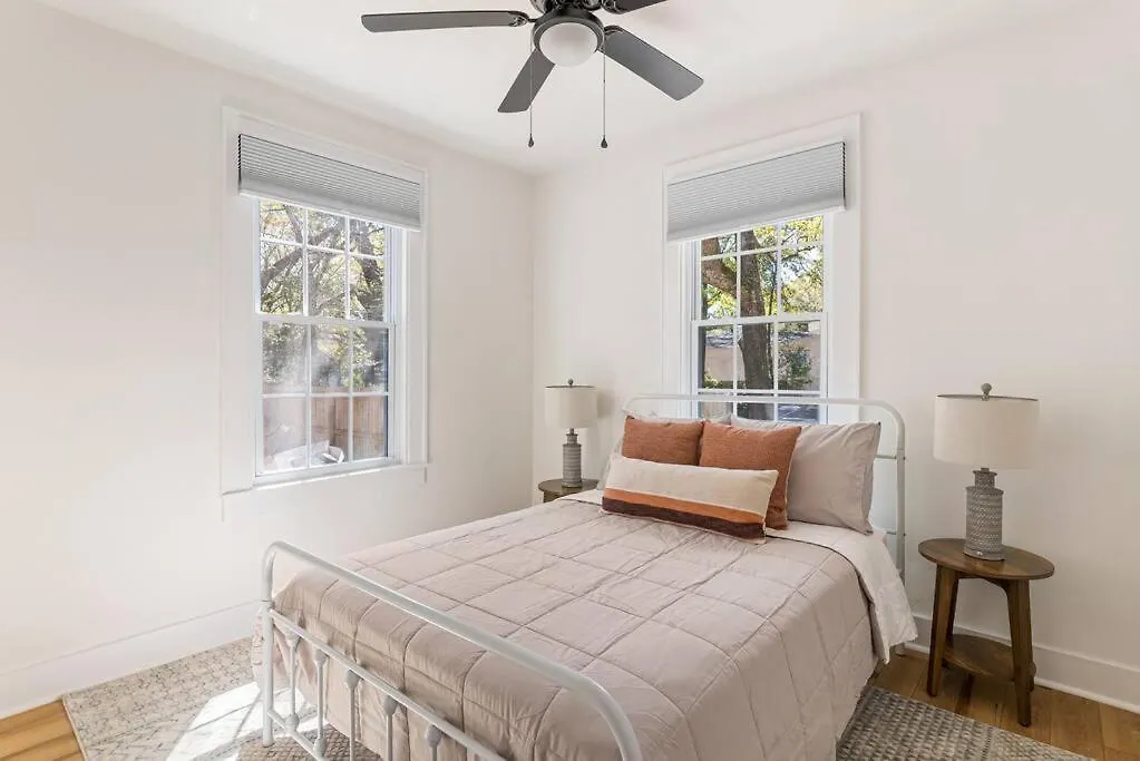Southern Charm With Hot Tub 10 Min From Downtown! Holiday home