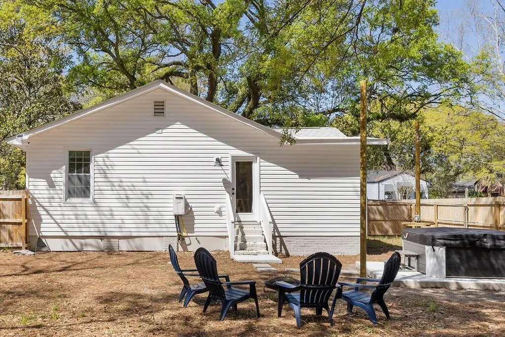 Southern Charm With Hot Tub 10 Min From Downtown! Holiday home Charleston