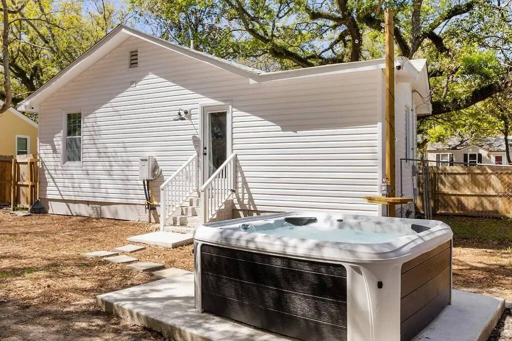 Southern Charm With Hot Tub 10 Min From Downtown! *