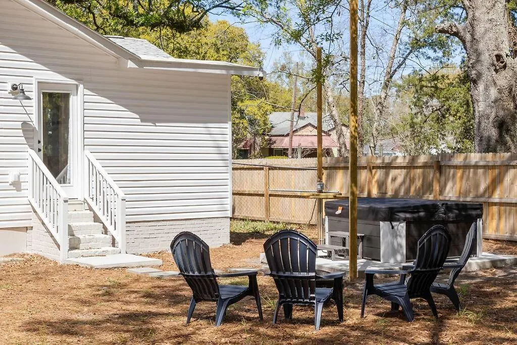 Southern Charm With Hot Tub 10 Min From Downtown! Holiday home