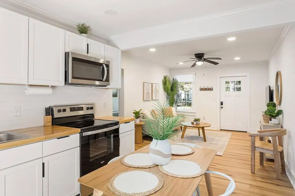 Southern Charm With Hot Tub 10 Min From Downtown! Holiday home *