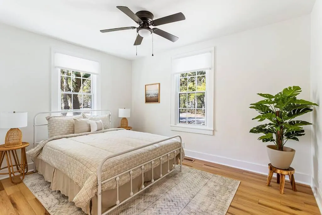 Holiday home Southern Charm With Hot Tub 10 Min From Downtown!