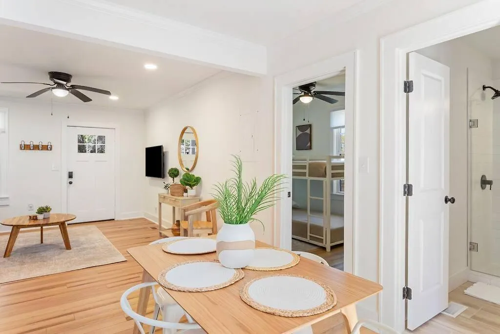 Southern Charm With Hot Tub 10 Min From Downtown! Holiday home