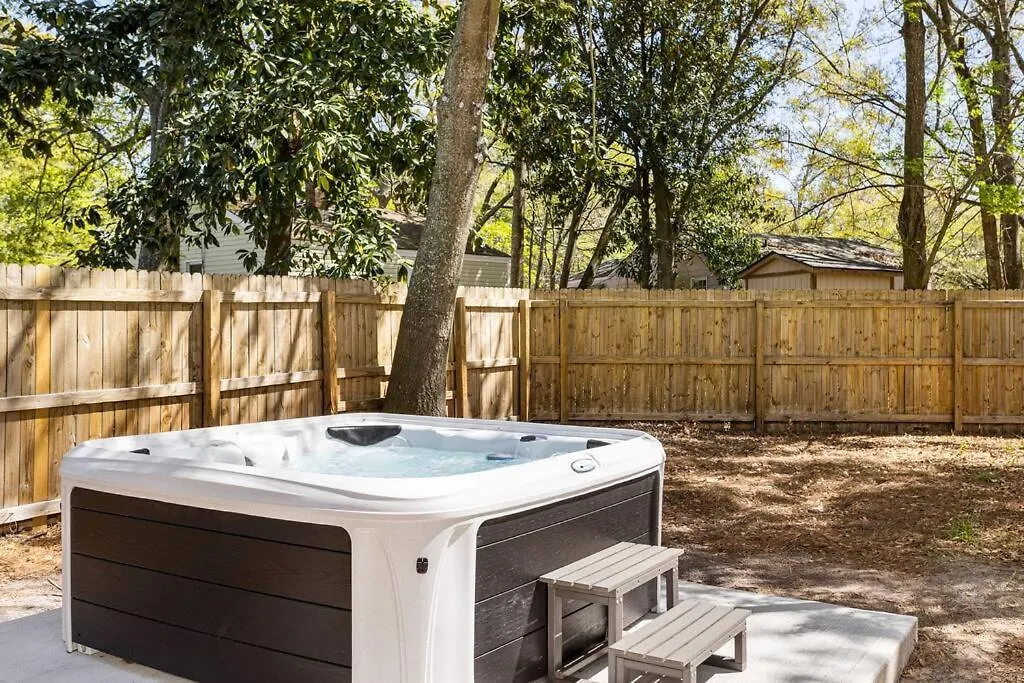 Southern Charm With Hot Tub 10 Min From Downtown! Holiday home