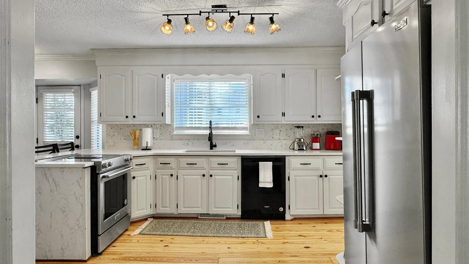 Cozy Away From - Pet-friendly, King Bed Charleston