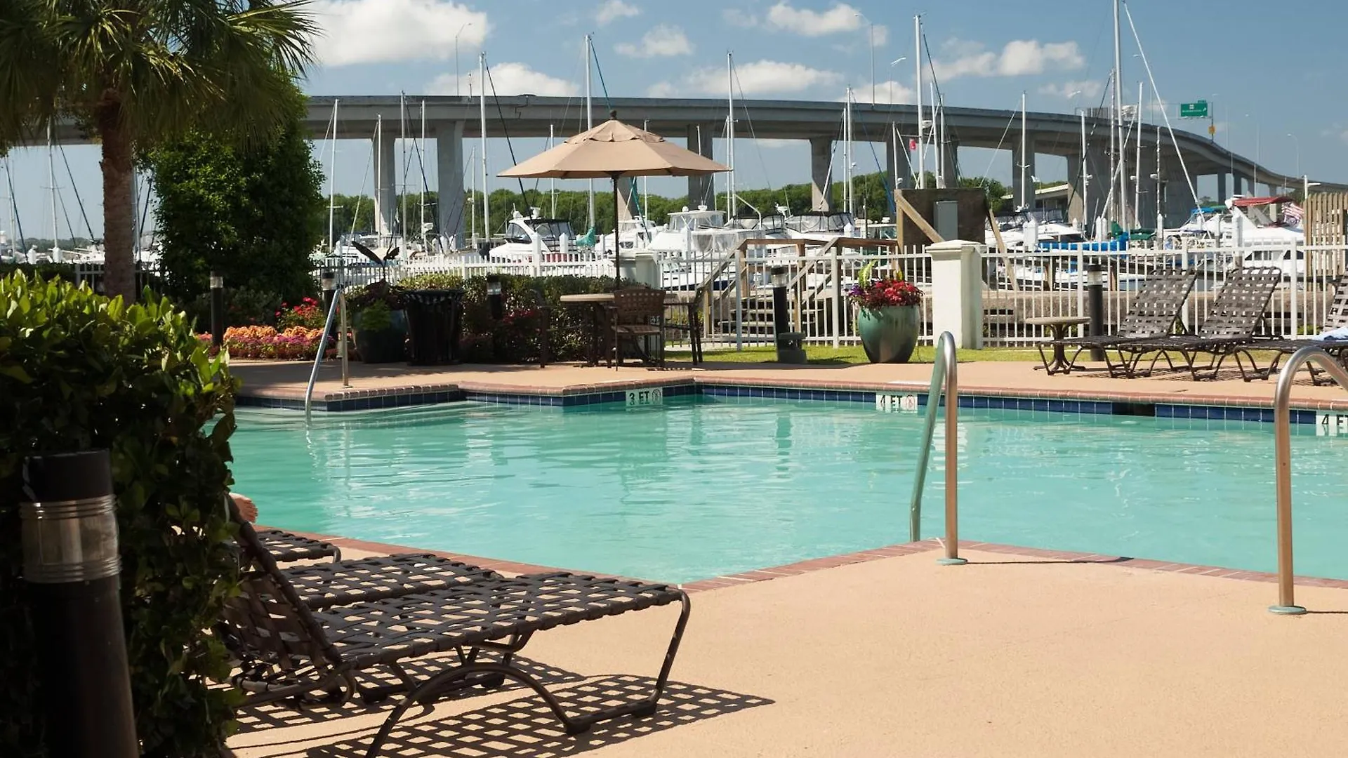 Courtyard Waterfront Hotel 3*
