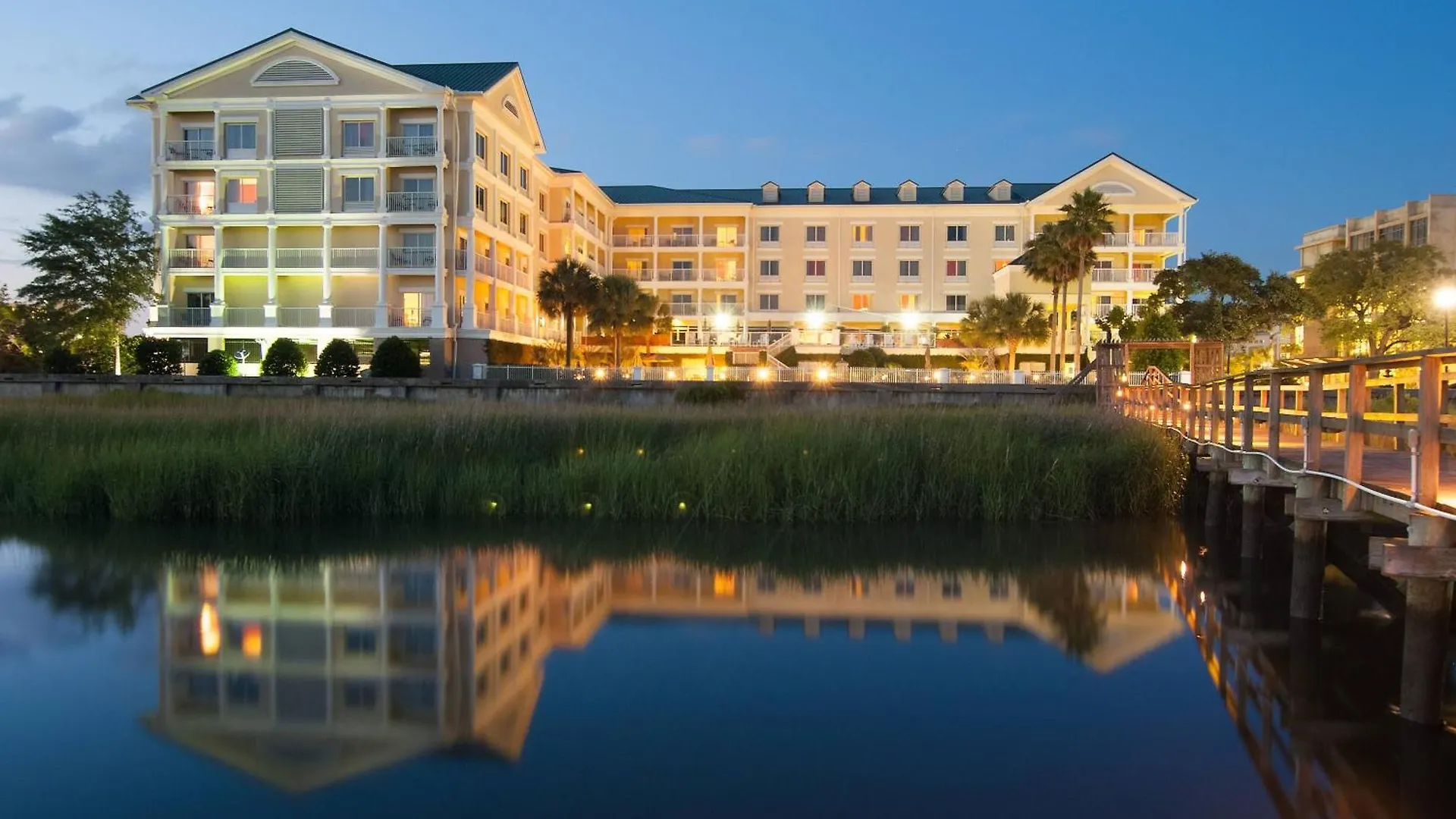 Hotel Courtyard Waterfront 3*