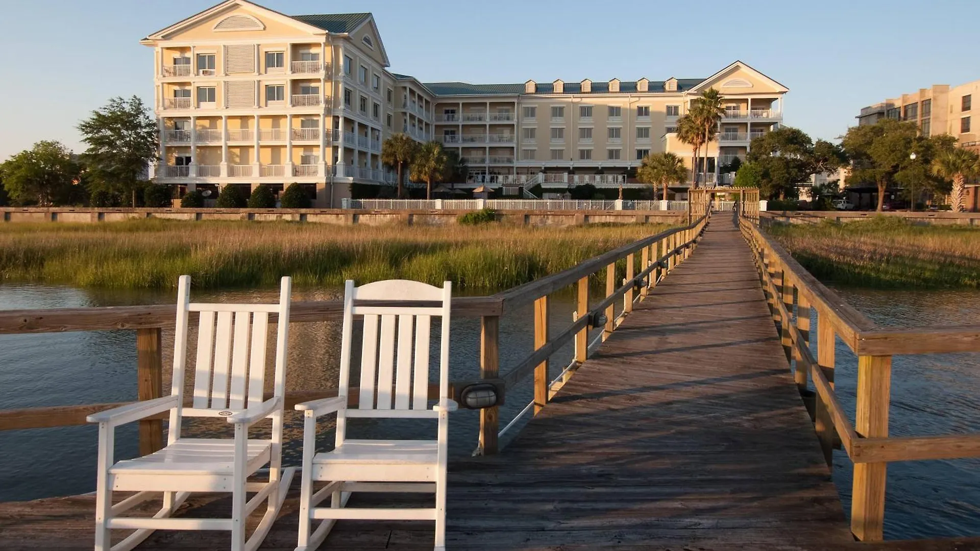 Courtyard Waterfront Hotel