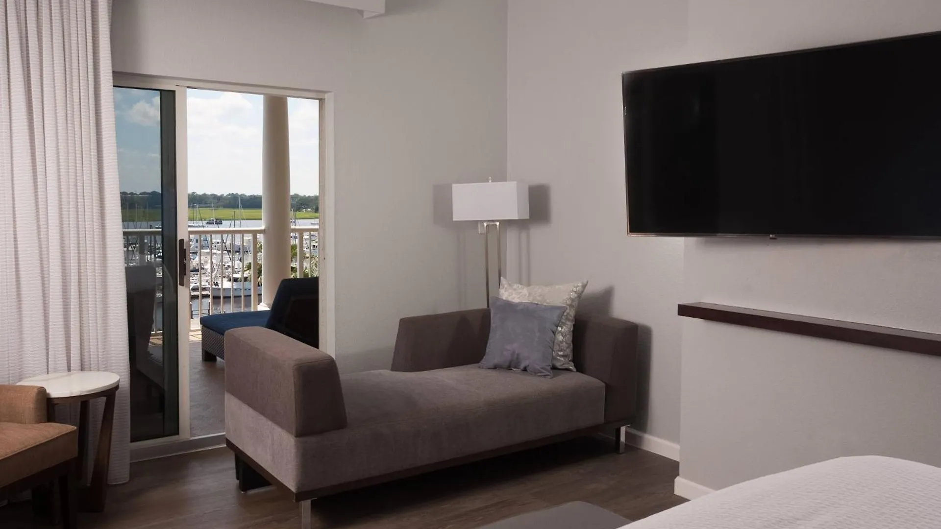 Courtyard Waterfront 3*
