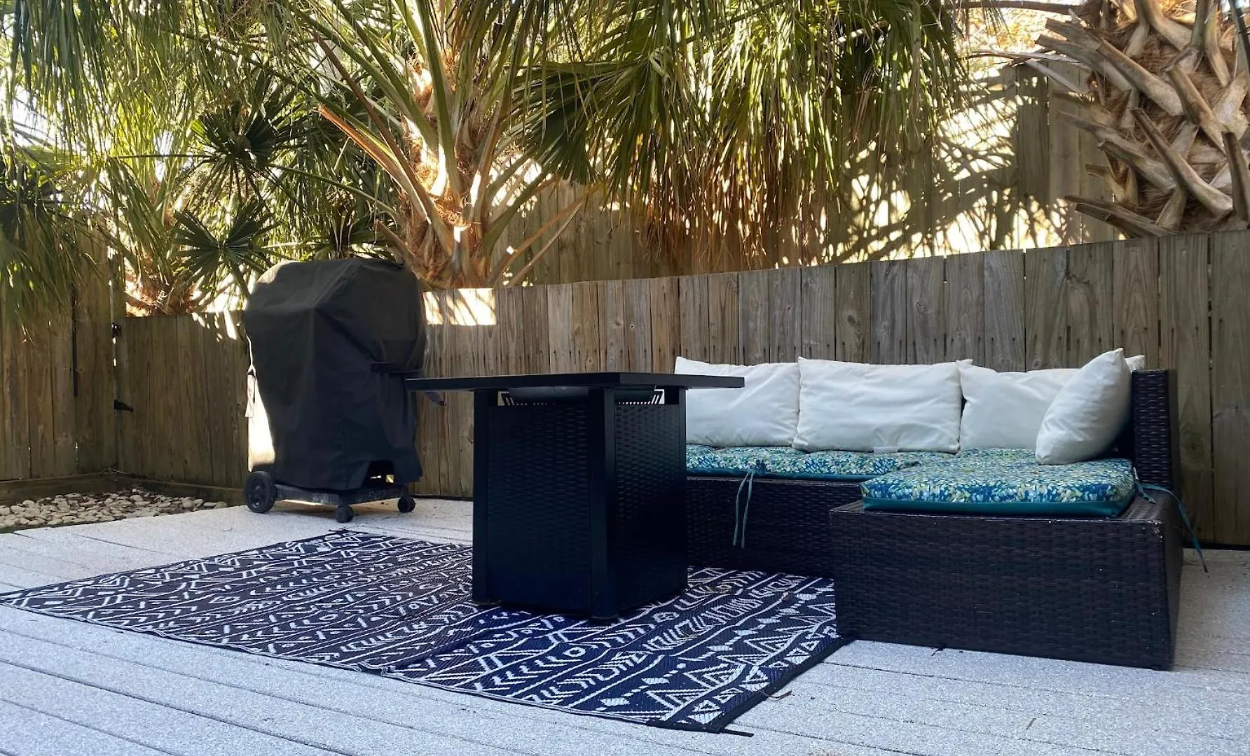 Holiday home Full Townhouse Near Shem Creek & Downtown With Hot Tub *