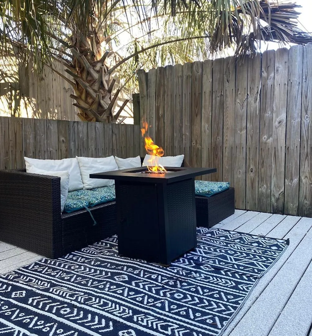 Full Townhouse Near Shem Creek & Downtown With Hot Tub Holiday home