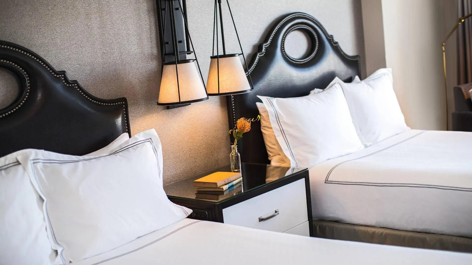The Lindy Renaissance Hotel 4*