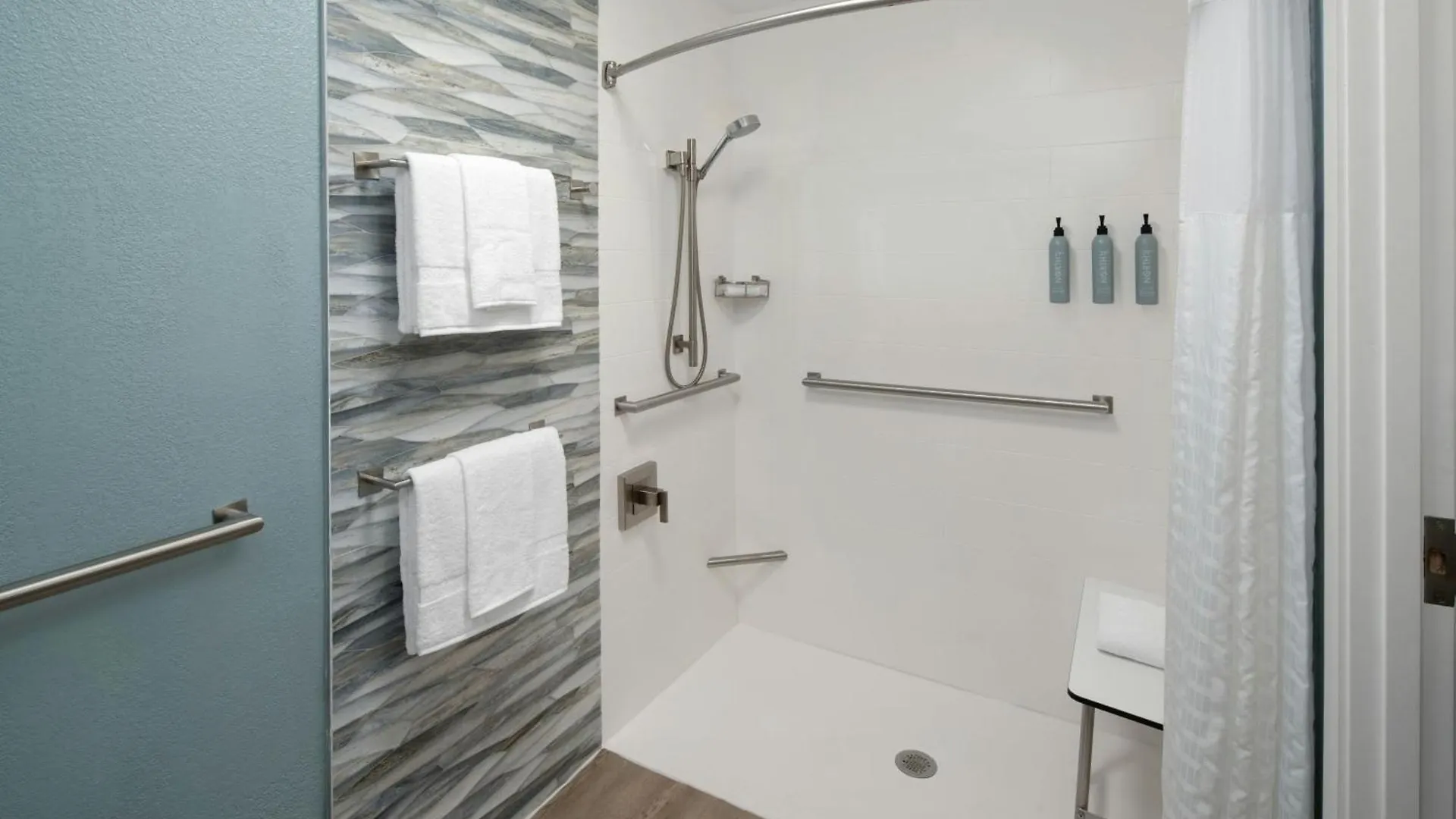 Courtyard Waterfront Hotel 3*