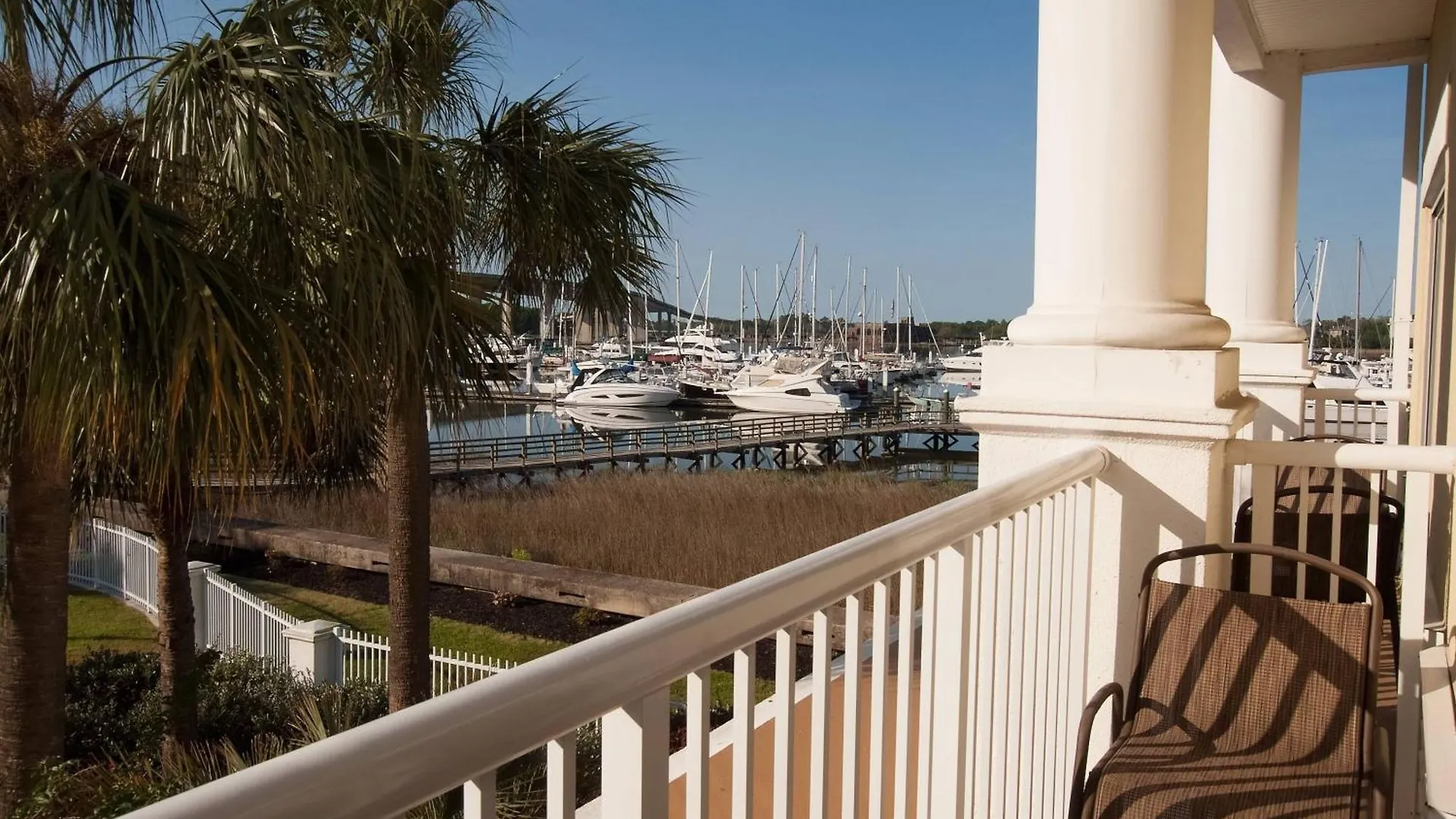 Courtyard Waterfront 3*
