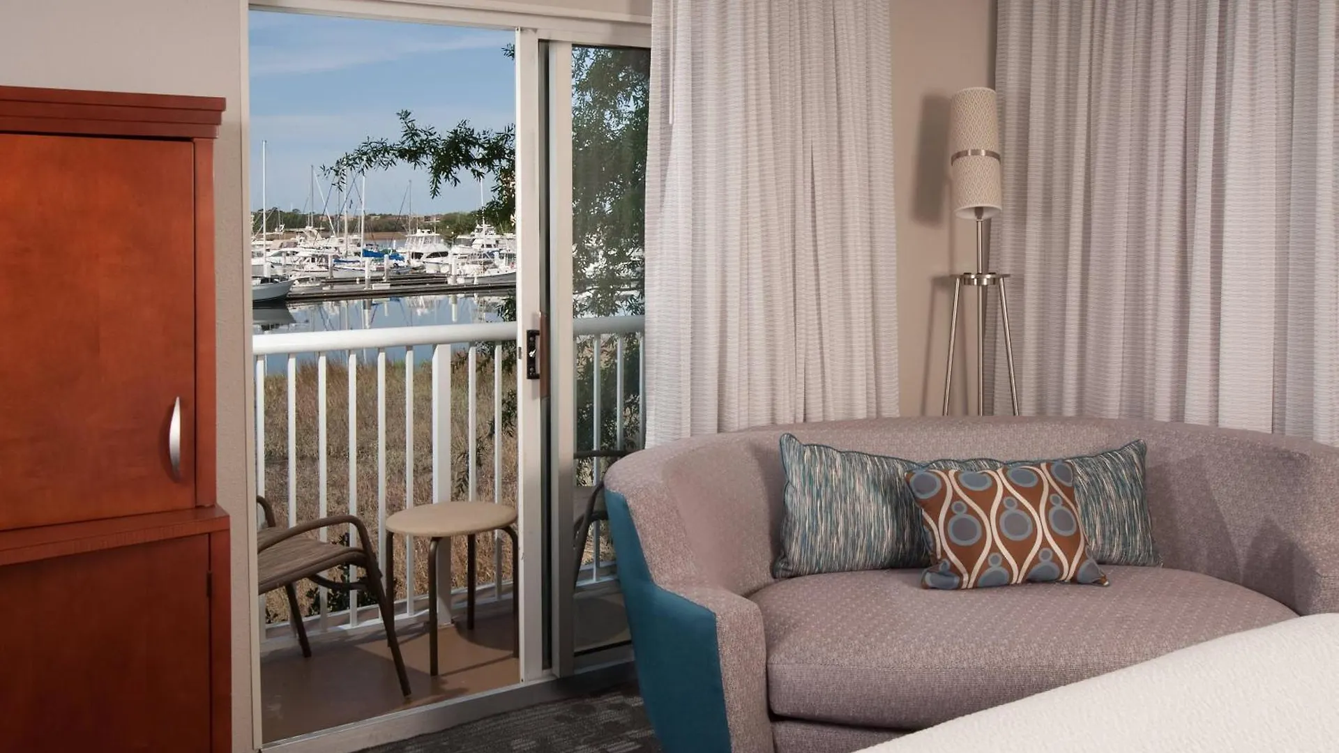 Courtyard Waterfront Hotel