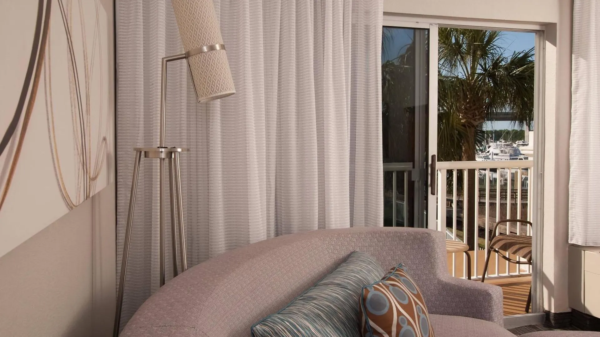 Courtyard Waterfront 3*