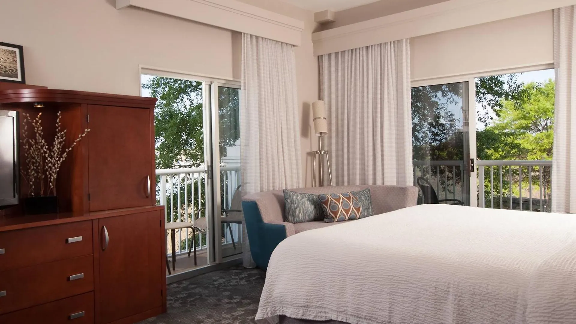 Courtyard Waterfront 3* Charleston