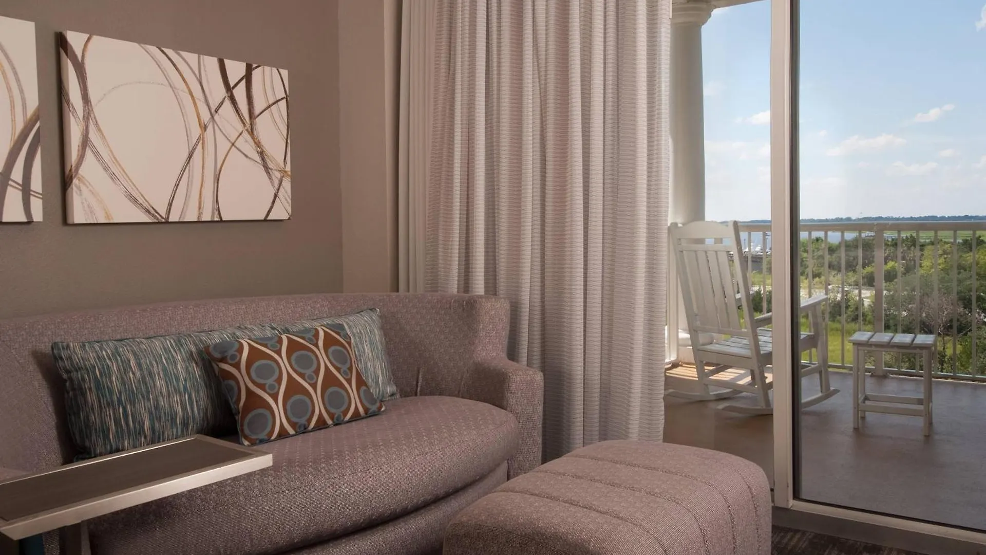 Hotel Courtyard Waterfront 3*