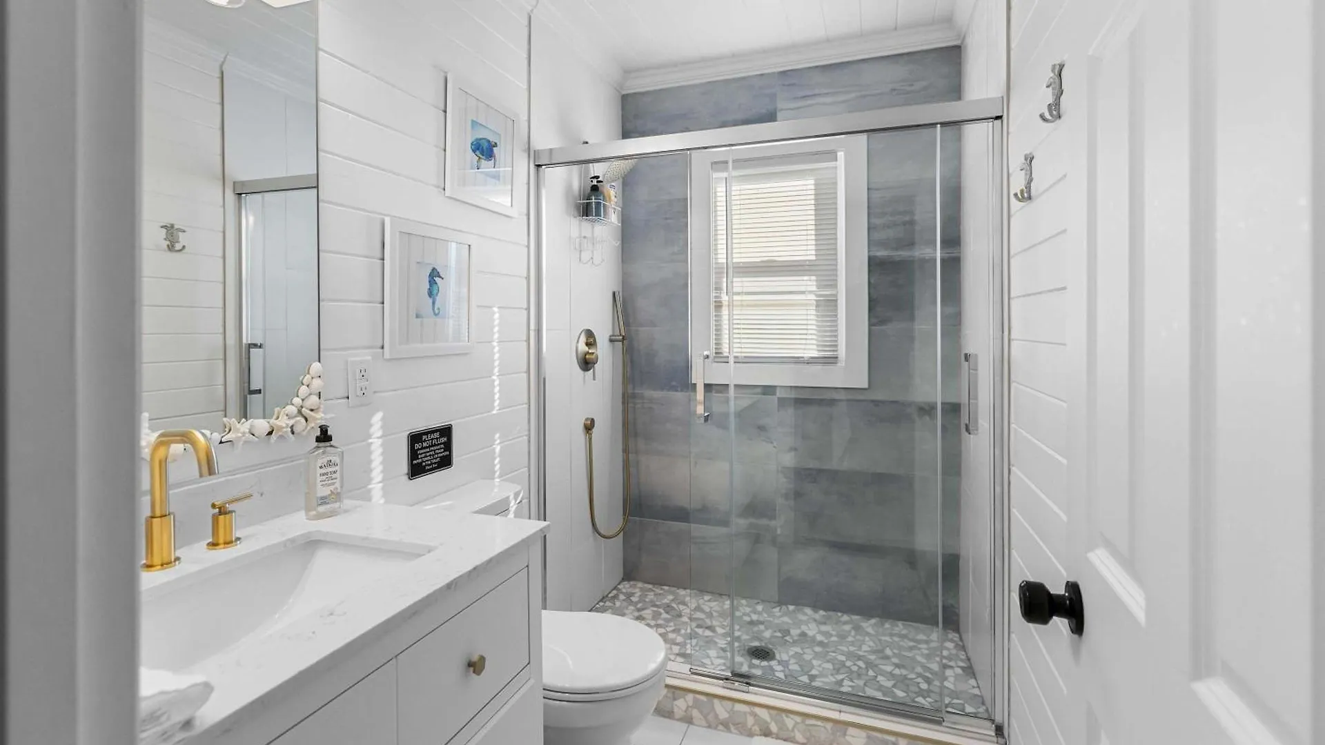 Chic Modern House Close To Beaches & Downtown