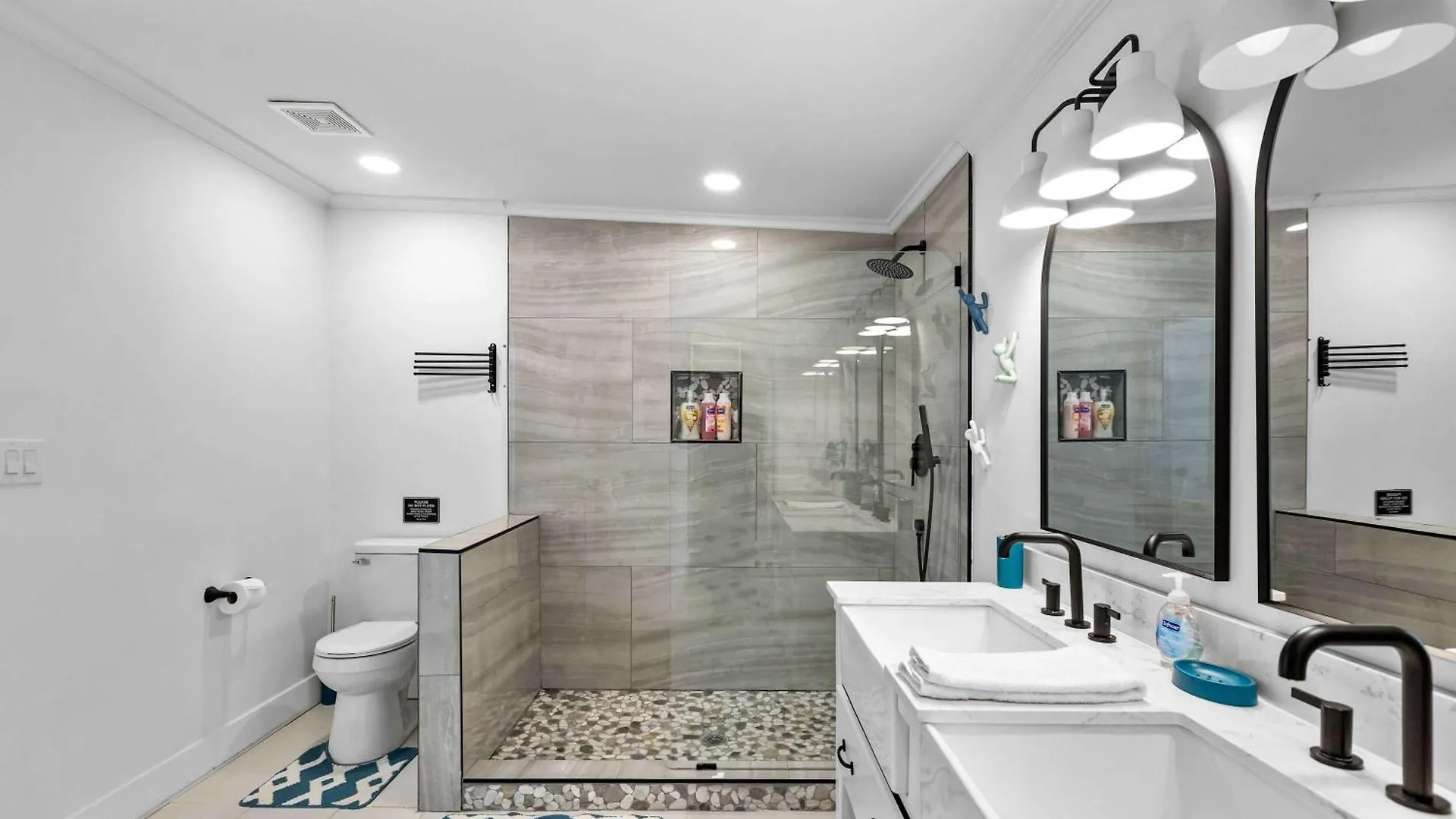 Chic Modern House Close To Beaches & Downtown *