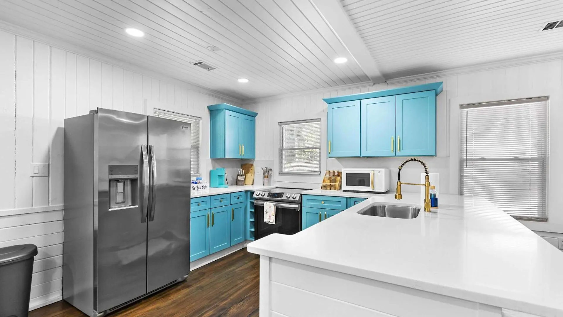 Chic Modern House Close To Beaches & Downtown *