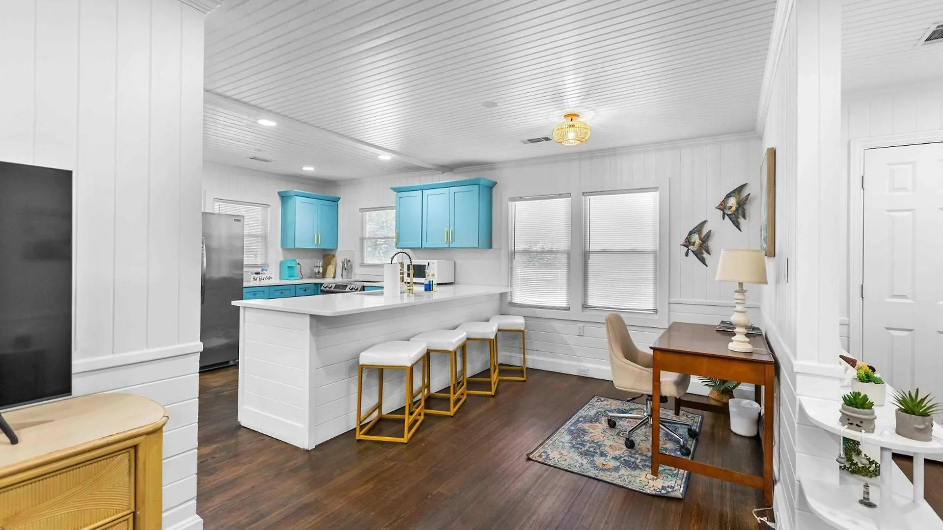 Chic Modern House Close To Beaches & Downtown
