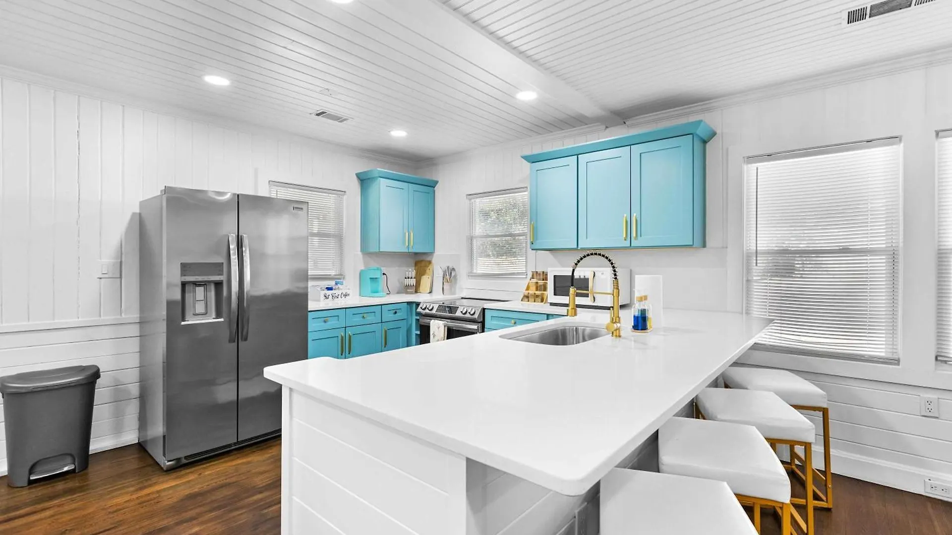 Chic Modern House Close To Beaches & Downtown