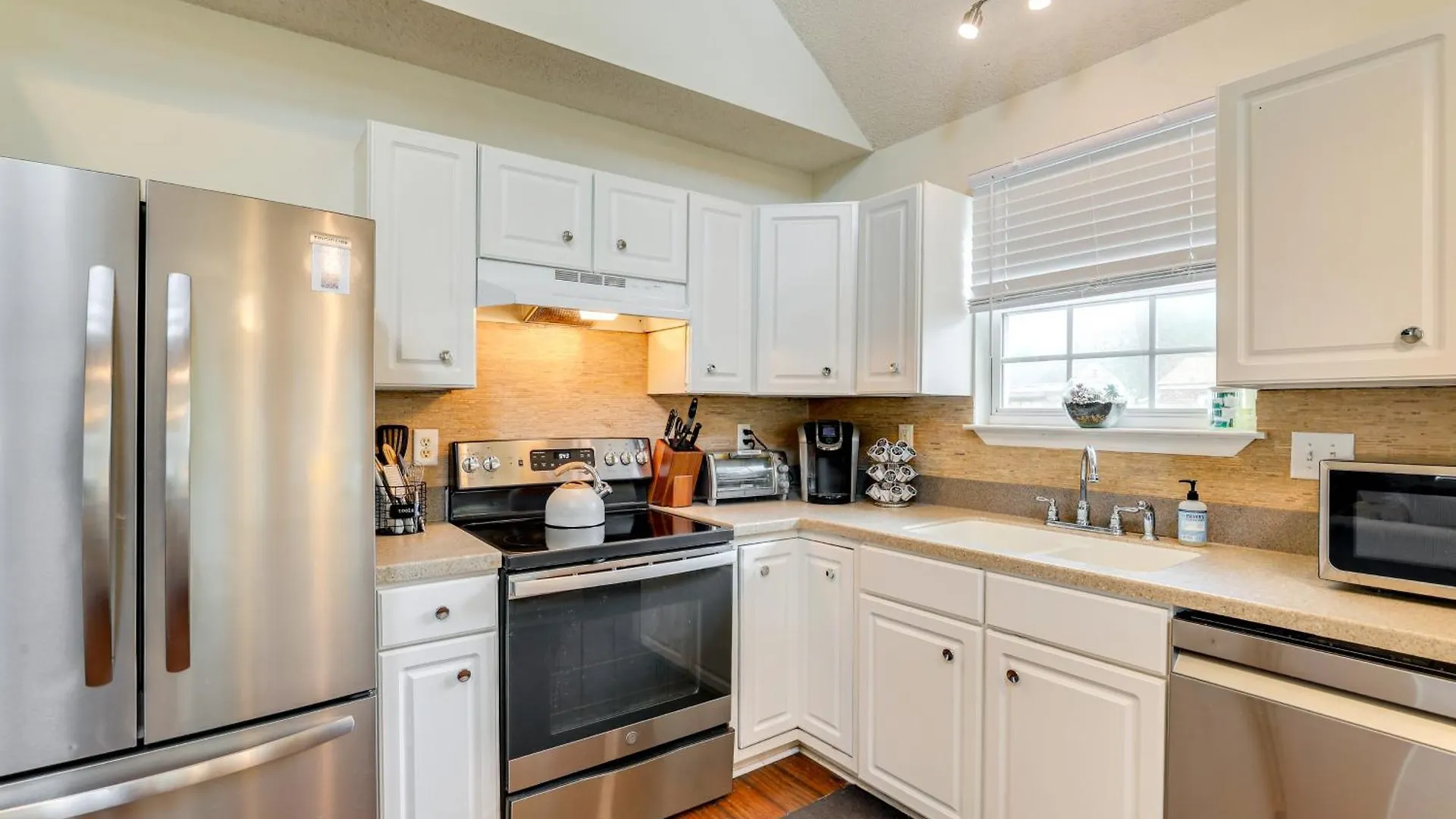 Cozy With Yard About 9 Mi To Dtwn Charleston! Holiday home