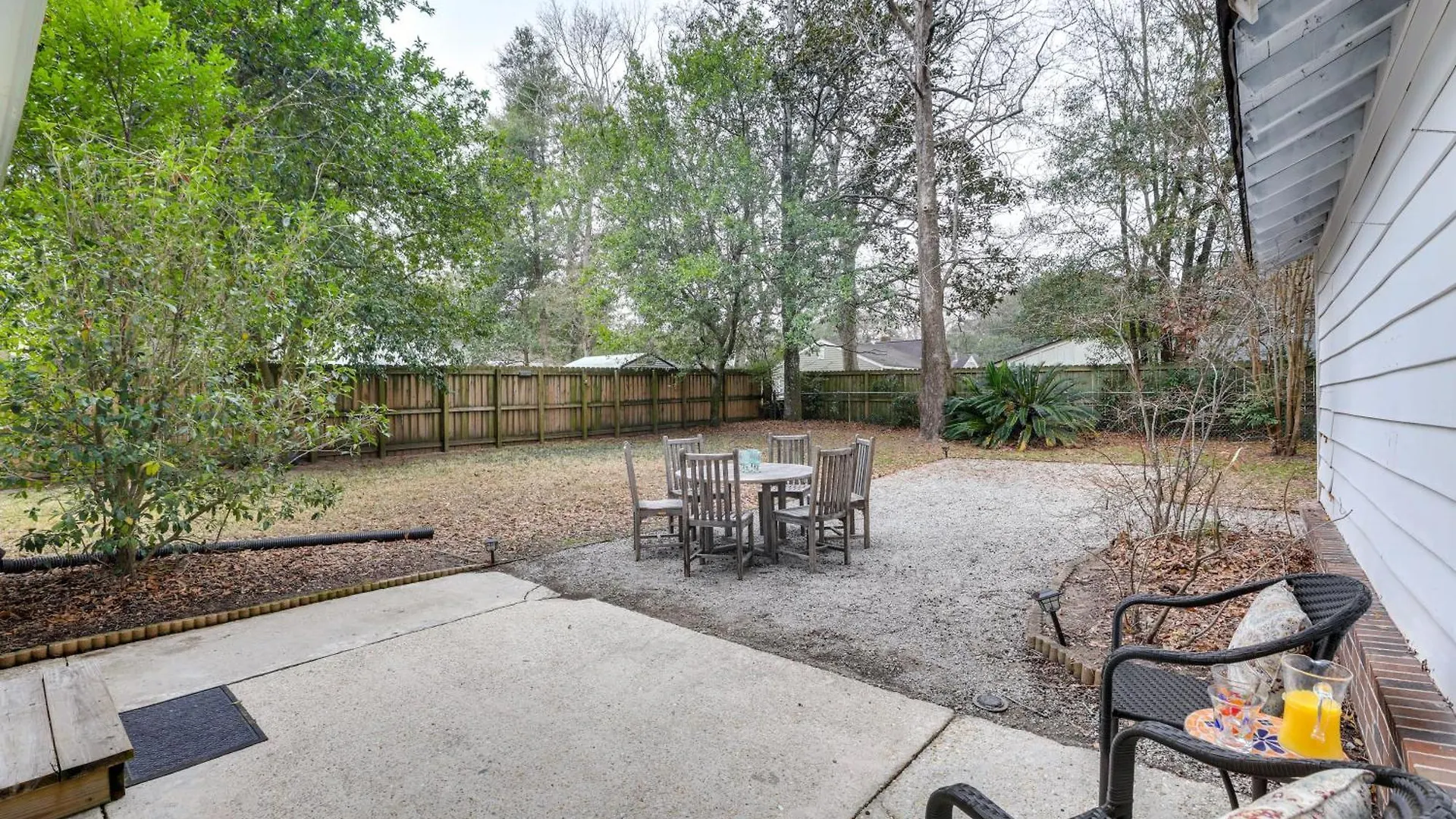 Cozy With Yard About 9 Mi To Dtwn Charleston! Holiday home