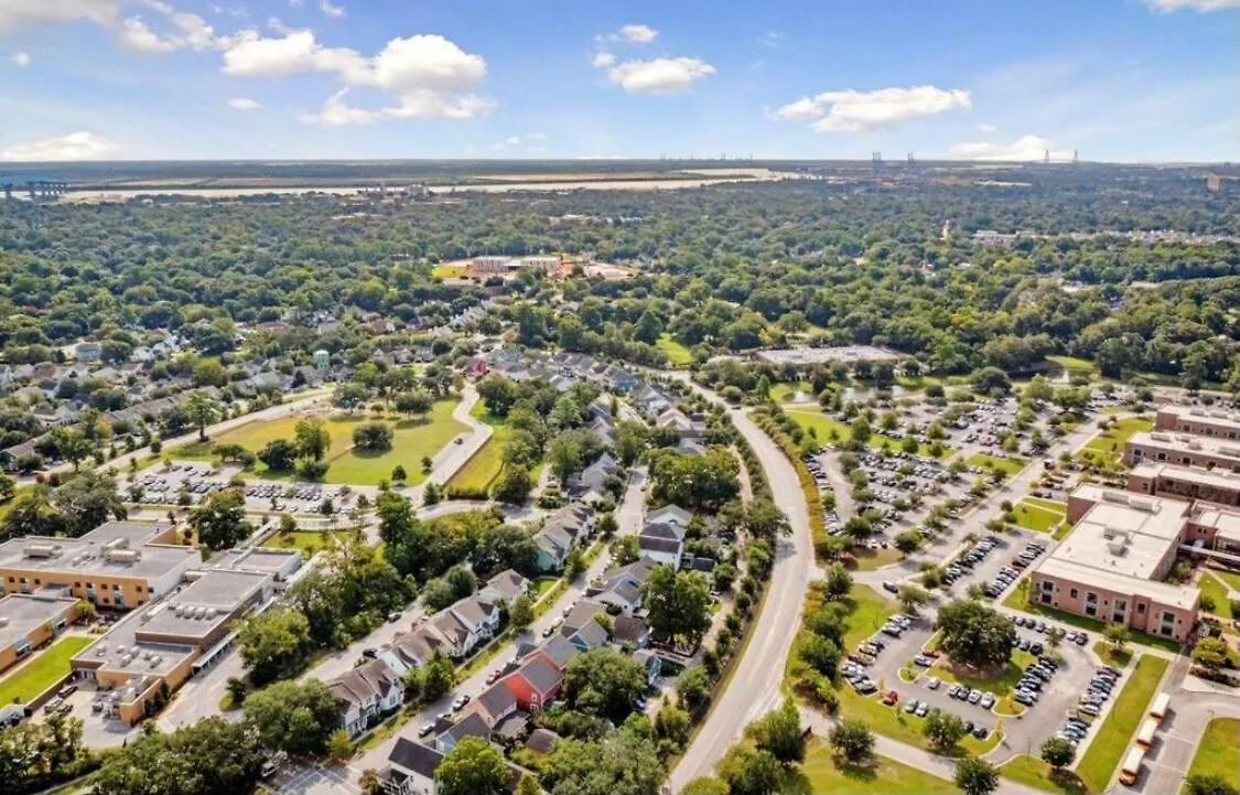 Relax In Comfort - Retreat Near Chs Downtown & Airport