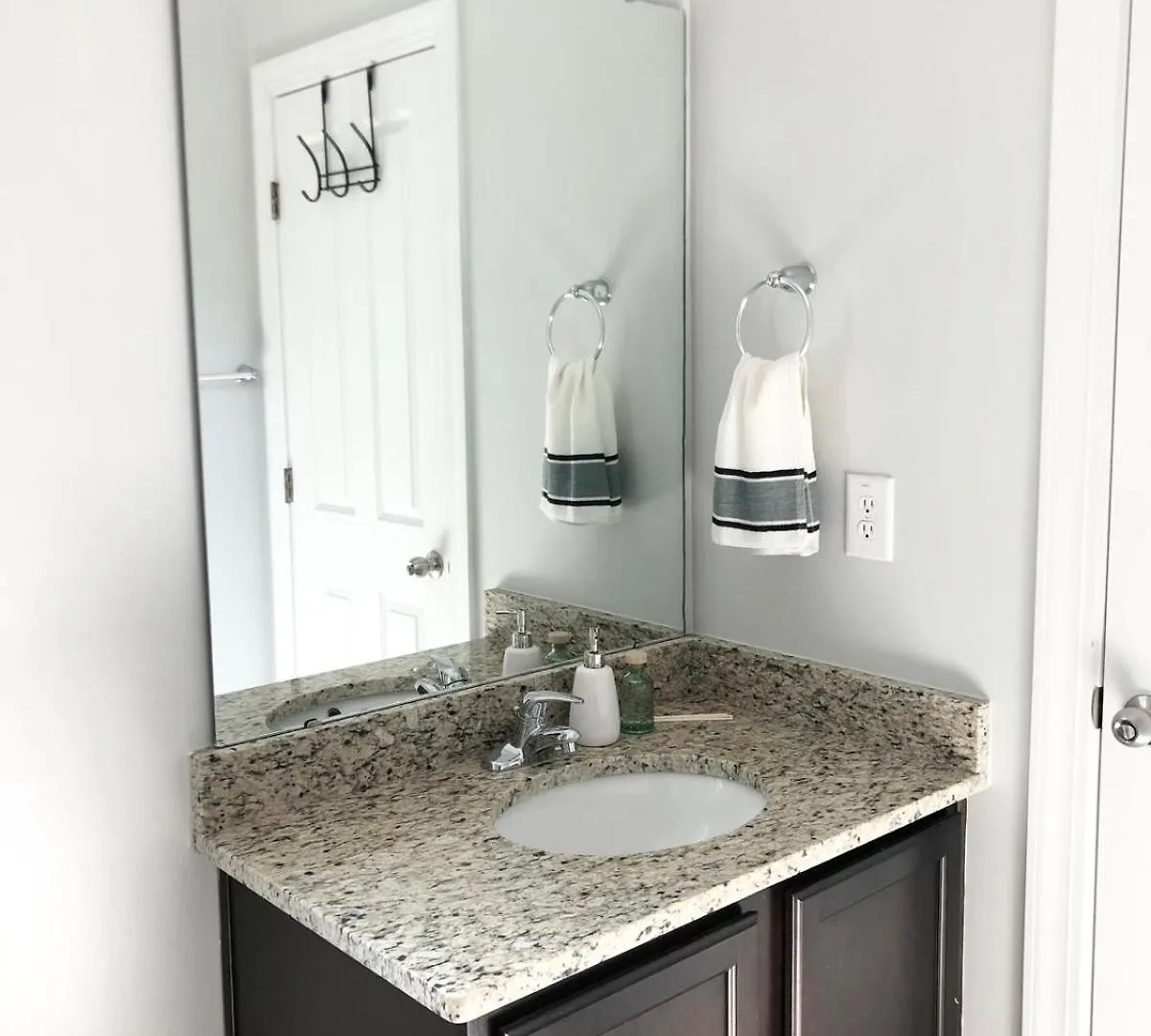 Holiday home Relax In Comfort - Retreat Near Chs Downtown & Airport *