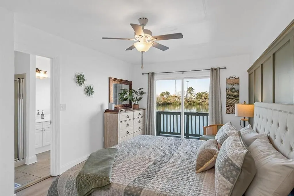 Sunset Serenity!!-tropical Waterfront Oasis-huge Private Patio-10min To Kingst & Beaches Holiday home