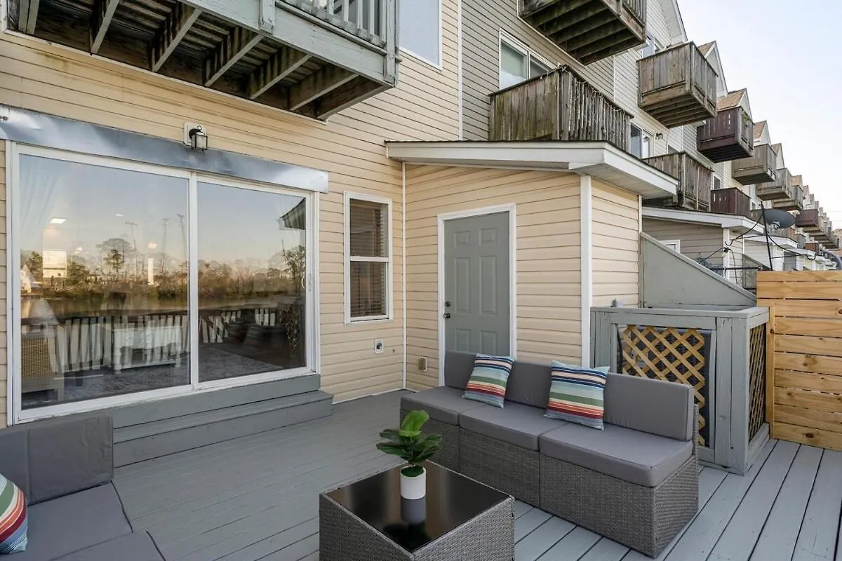 Sunset Serenity!!-tropical Waterfront Oasis-huge Private Patio-10min To Kingst & Beaches Holiday home Charleston