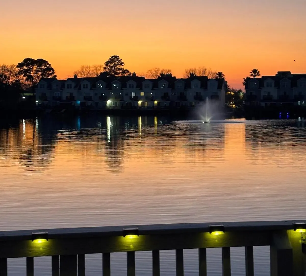 Sunset Serenity!!-tropical Waterfront Oasis-huge Private Patio-10min To Kingst & Beaches *
