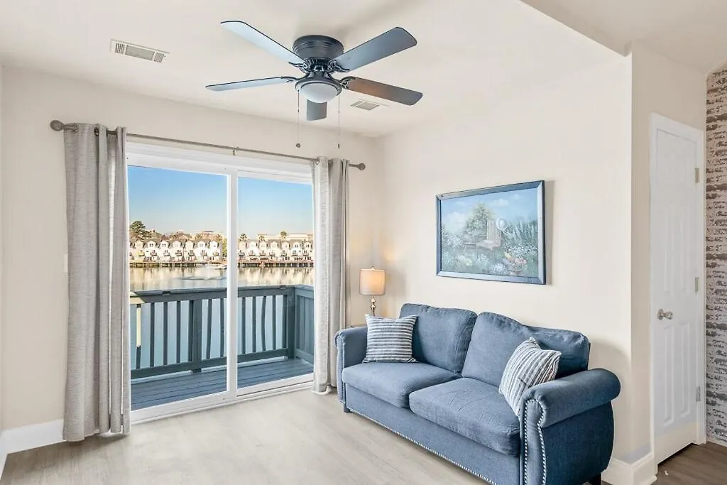 Holiday home Sunset Serenity!!-tropical Waterfront Oasis-huge Private Patio-10min To Kingst & Beaches *