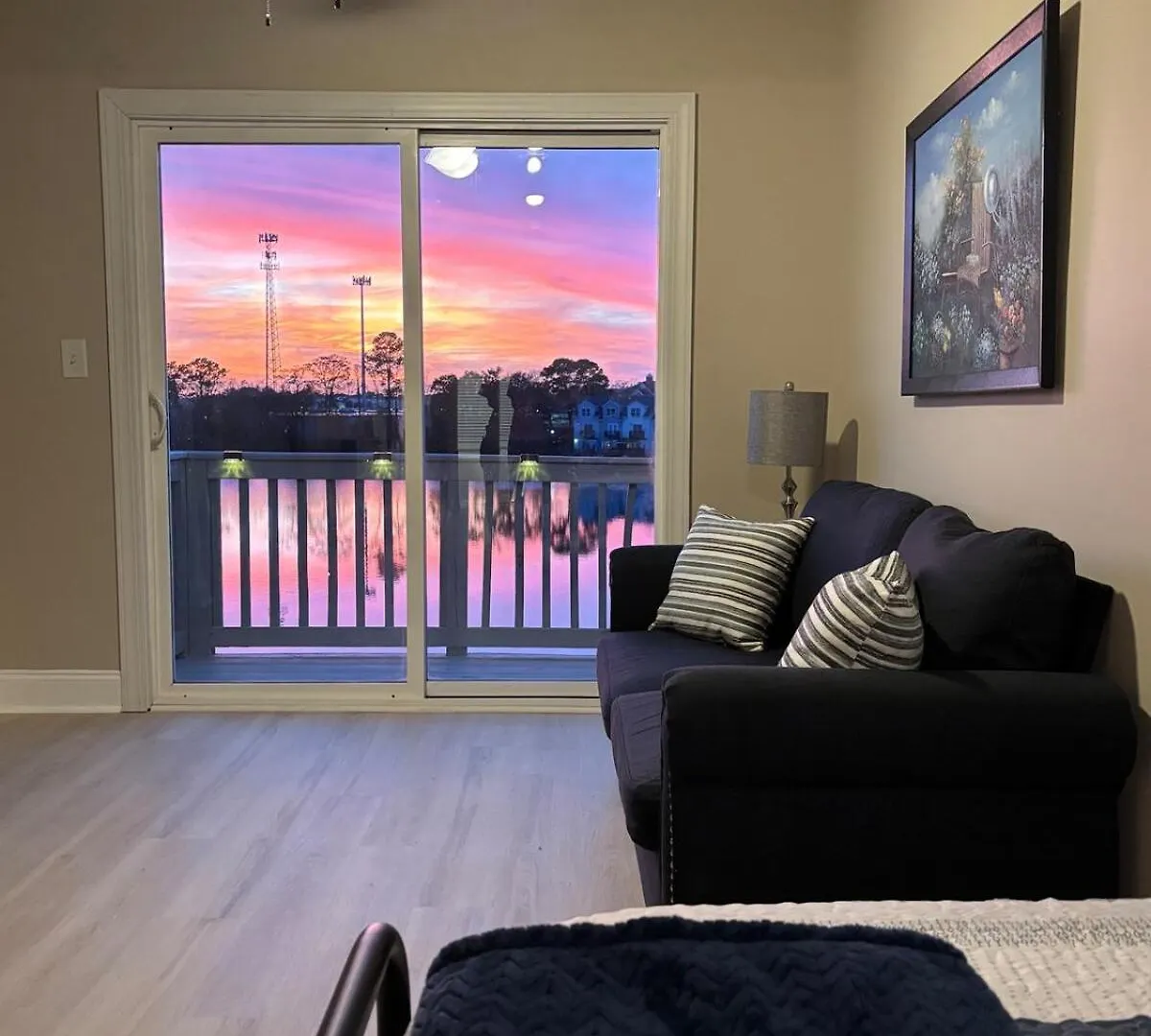 Sunset Serenity!!-tropical Waterfront Oasis-huge Private Patio-10min To Kingst & Beaches Holiday home
