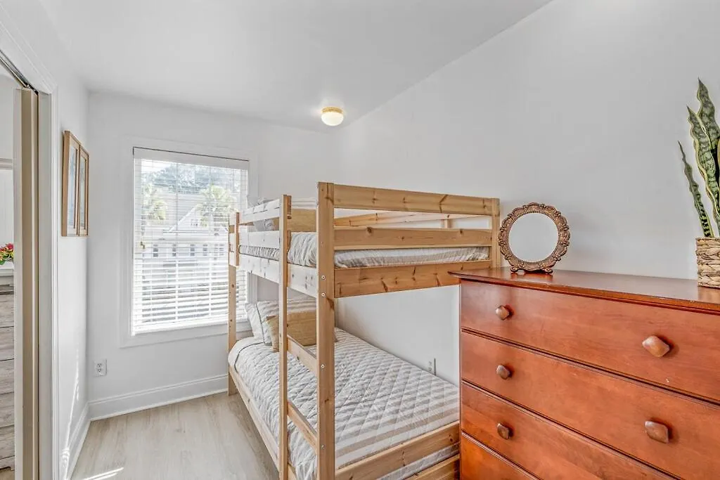 Sunset Serenity!!-tropical Waterfront Oasis-huge Private Patio-10min To Kingst & Beaches Holiday home Charleston