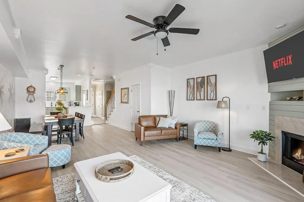 Sunset Serenity!!-tropical Waterfront Oasis-huge Private Patio-10min To Kingst & Beaches Holiday home
