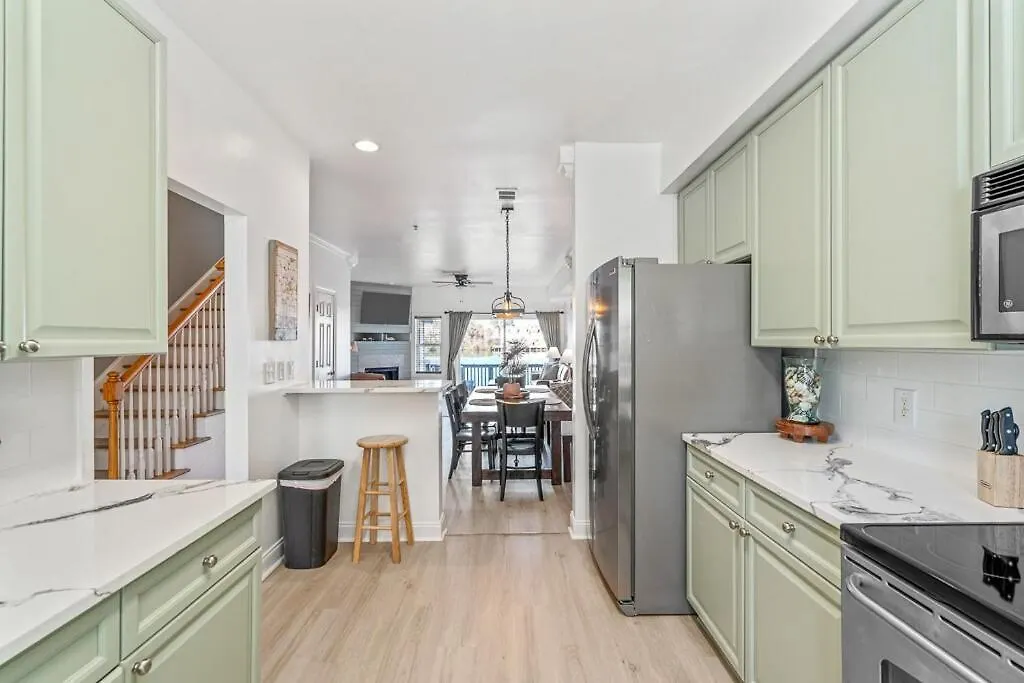 Sunset Serenity!!-tropical Waterfront Oasis-huge Private Patio-10min To Kingst & Beaches Holiday home Charleston