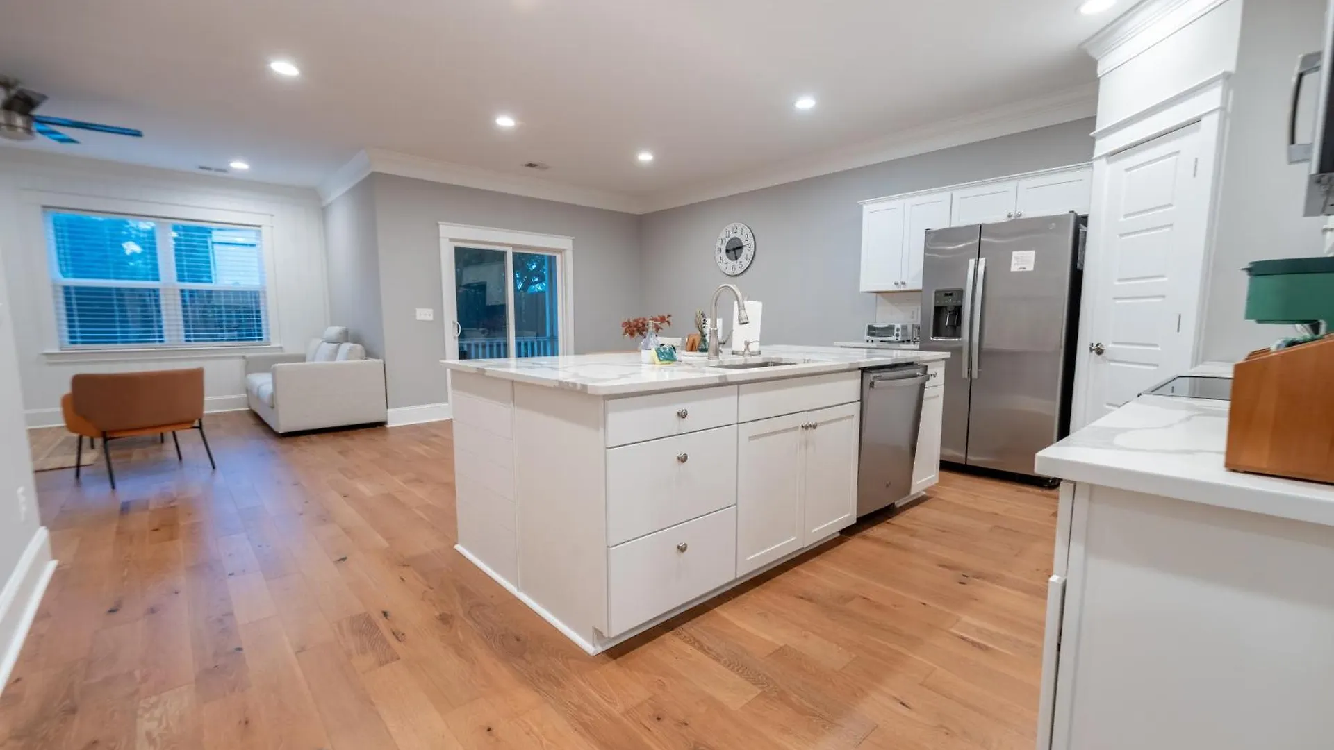Big Modern With Ample Parking Holiday home