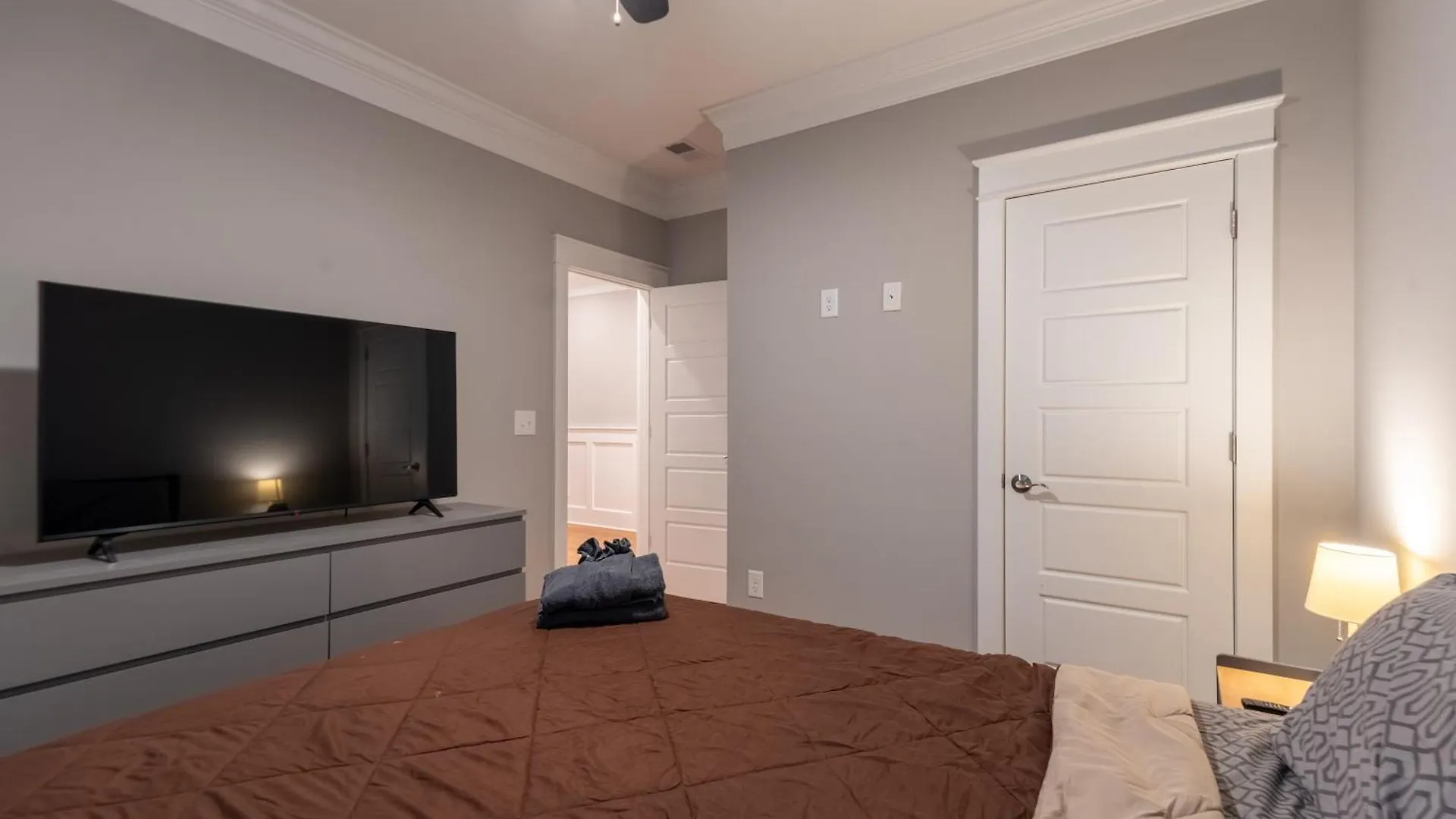 Big Modern With Ample Parking Holiday home *