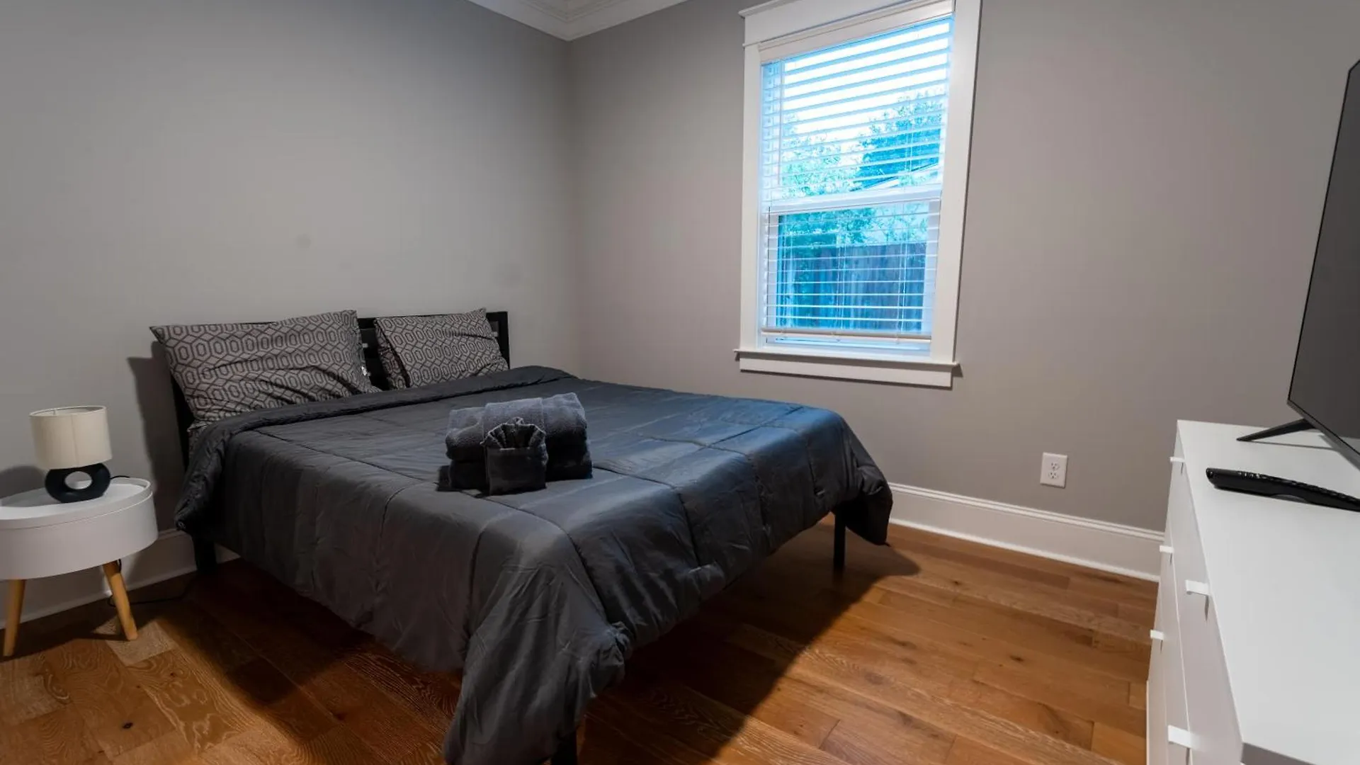 Big Modern With Ample Parking *