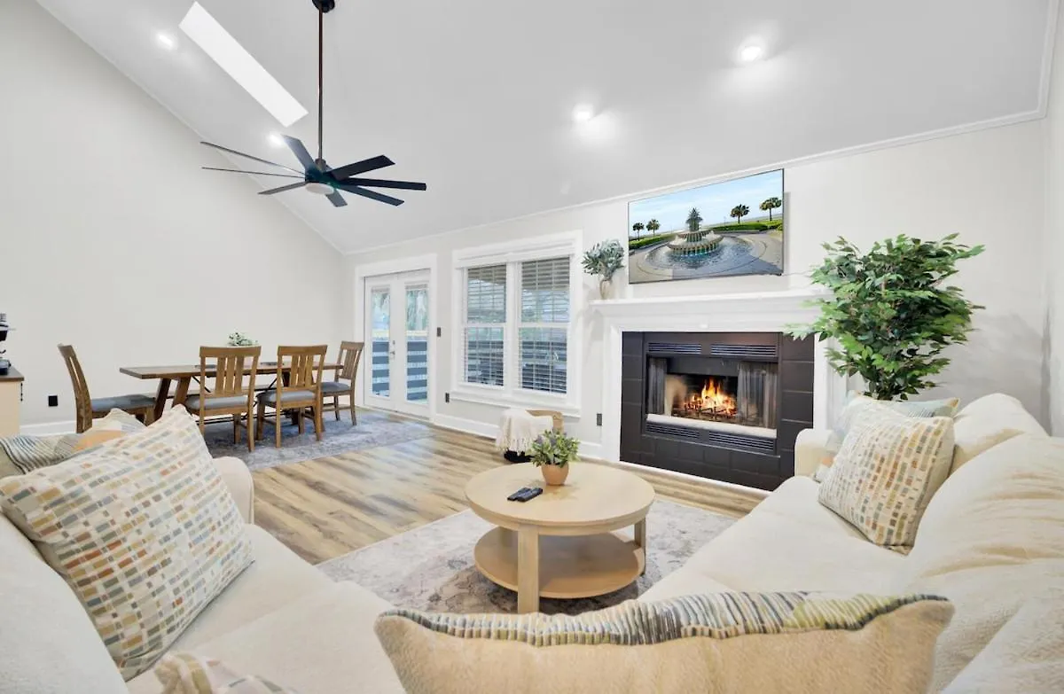 Your Storybook Hideaway - Game - 10 Minutes From Airport *
